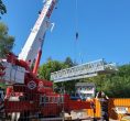 Auf dem St. Wendeler Bahradweg wurde die noch fehlende Radbrücke am Bahnhof Türkismühle erfolgreich mit dem Autokran einghoben.