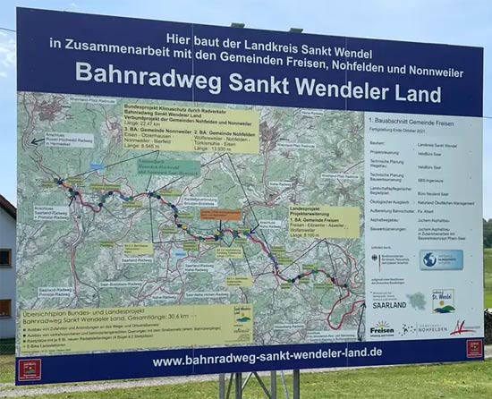 Bei der Sanierung des Radweges im St- Wendeler Land wurde eine fertige Brücke mit einem Autokran eingehoben.