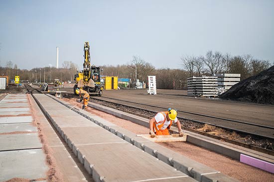 Einsetzen der Betonfertigteile am Saarhafen in Dillingen