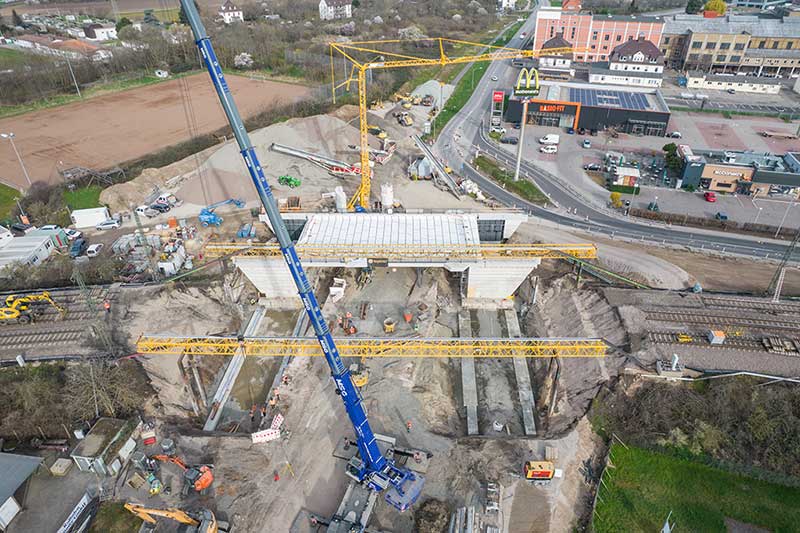 Eine Brücke geht auf Wanderschaft