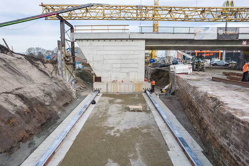 Eine Brücke geht auf Wanderschaft