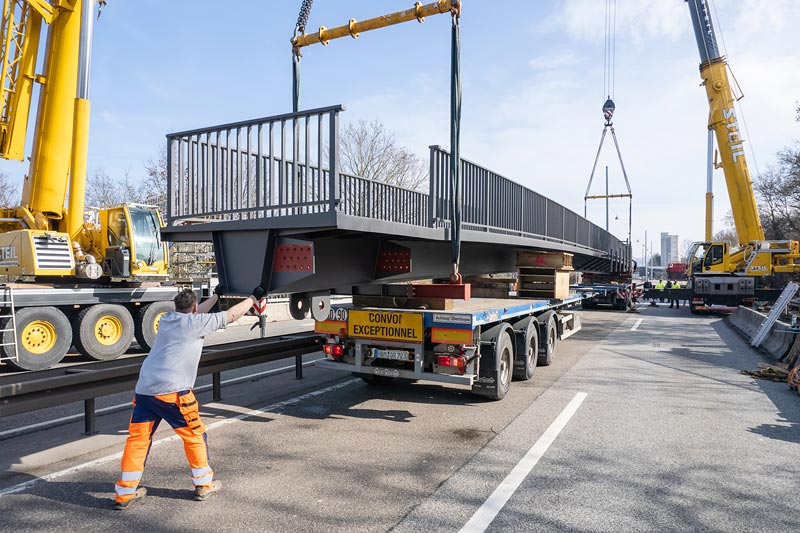 Die ertüchtigte Werderbrücke kehrt an ihren Platz zurück