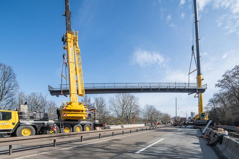 Die ertüchtigte Werderbrücke kehrt an ihren Platz zurück