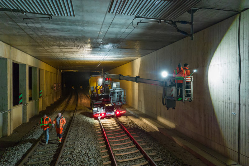 Eine nächtliche Bauwerksprüfung unter der Autobahn