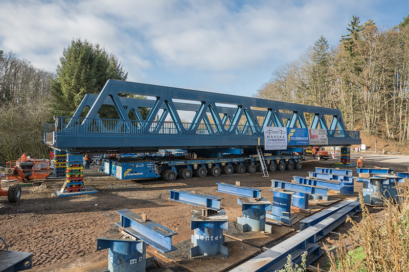 Zwei Brücken auf Rädern