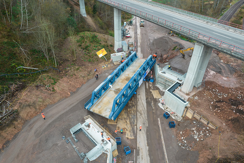 Zwei Brücken auf Rädern