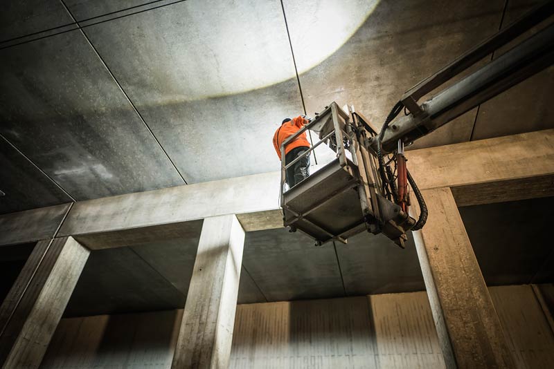 Eine nächtliche Bauwerksprüfung unter der Autobahn