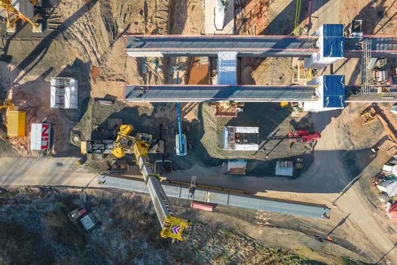 An der Grumbachtalbrücke werden die Hohlkästen eingehoben