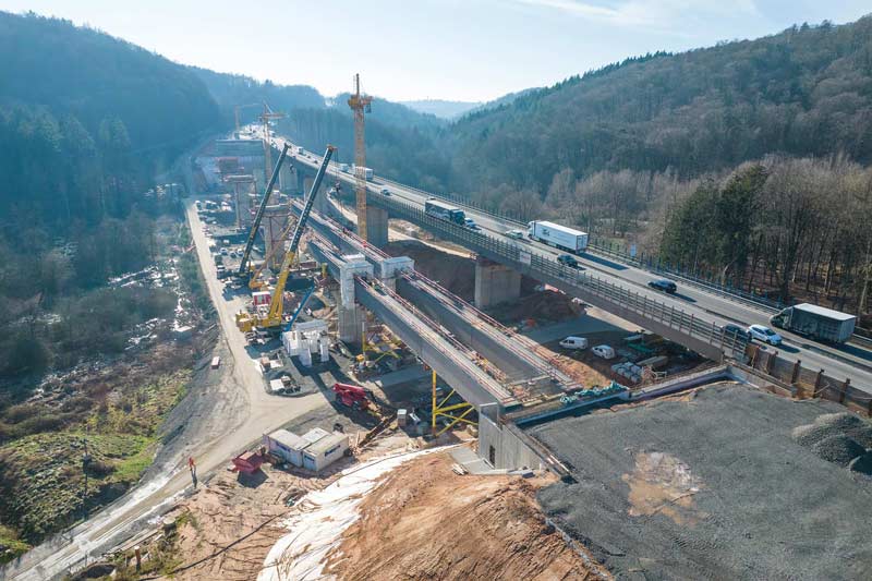 An der Grumbachtalbrücke werden die Hohlkästen eingehoben