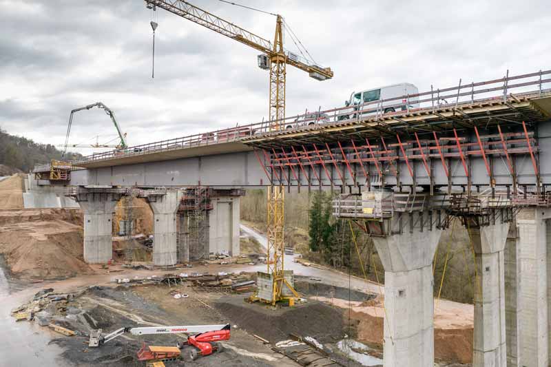 An der Grumbachtalbrücke wird der zweite Überbau betoniert